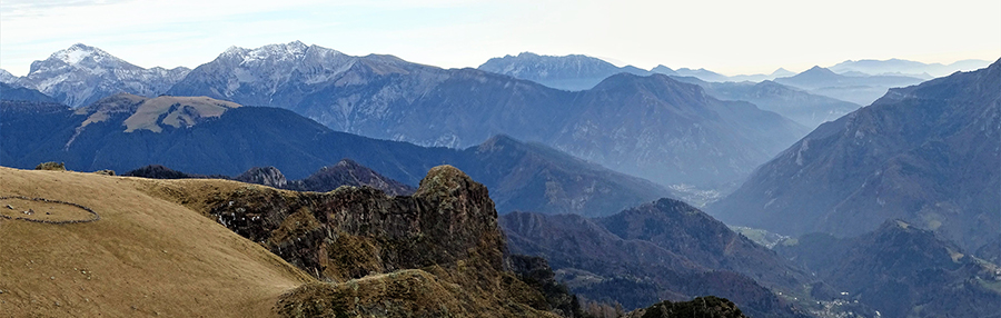 Vista sul torrione roccioso, Mincucco con croce (1832 m)
