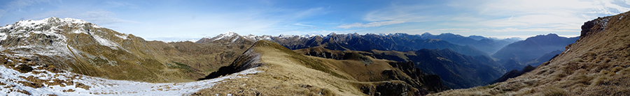 Vista panoramica sul Monte Mincucco , alto con cima, basso con croce