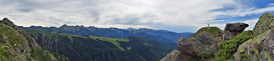 Vista panoramica verso la cima dello sperone roccioso del Mincucco (1832 m), sulla quale si erge croce in legno