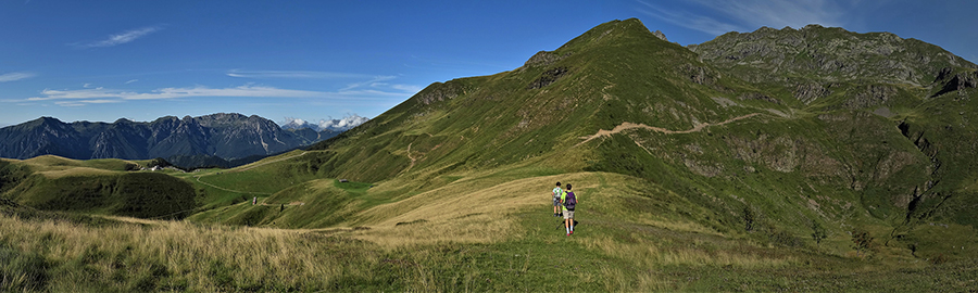 Scendendo dal Collino (1832 m) per salire a dx alla Baita Foppa (1989 m) 