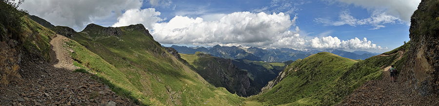 Scendendo dalla Baita Foppa (1989 m) al colletto del Collino (1832 m) con vista sulla Val Serrada 