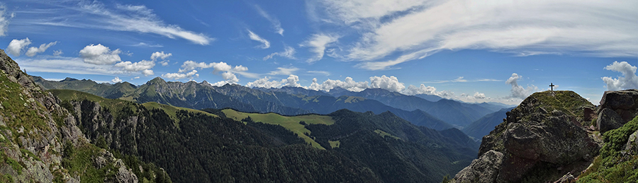 Vista verso il torrione roccioso del Mincucco-croce (1832 m) a dx