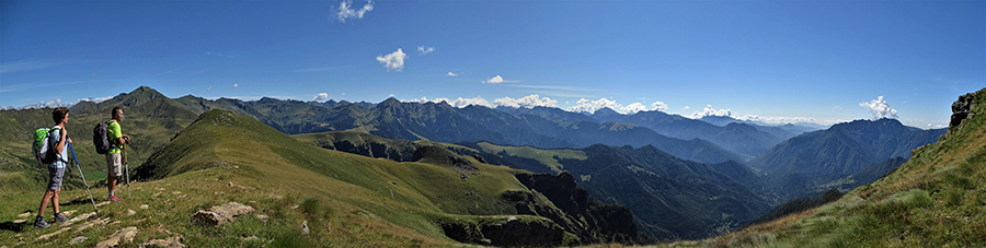 Vista verso il Mincucco (cima in alto, croce in basso) e sulla Valle Brembana e i suoi monti 