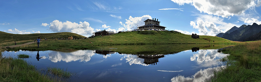 Specchio d'acqua per un bel panorama ai Piani dell'Avaro il tardo pomeriggio