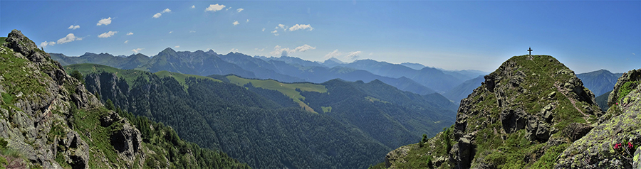 Il torrione del Mincucco con croce (1832 m) panoramico sulla valle