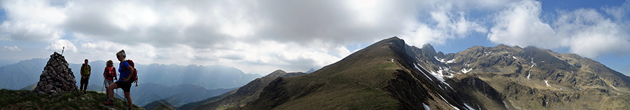 Panorama dalla quota 2050 sopra Monte Foppa