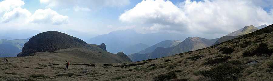 Scendendo dal Mincucco cima (2001 m) al Mincucco croce (1832 m)