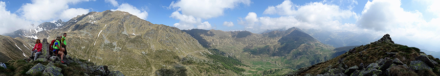 In vetta al MIncucco (2001 m) con vista in Valletto, Ponteranica, Fioraro