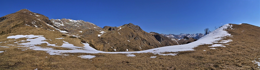 Dal colletto del Monte Il Collino (1862 m) vista panoramica versoil Mincucco a dx