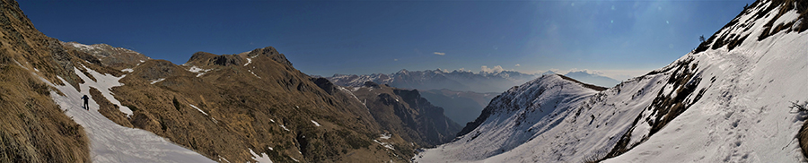 Sul sentiero della Val Serrada ancora ben innevato con scarponi ramponati facciamo traccia su pendio scosceso