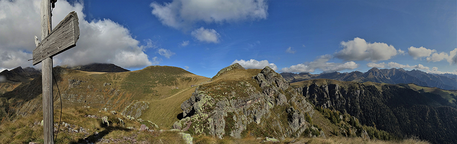 Dalla croce dello sperone roccioso del Mincucco (1832 m) vista verso il Monte Mincucco (2001 m) e dintorni