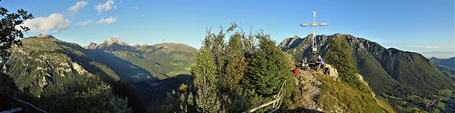 Vista panoramica dalla croce del Monte Castello verso i monti del M.A.G.A. (Menna-Arera-Grem-Alben)