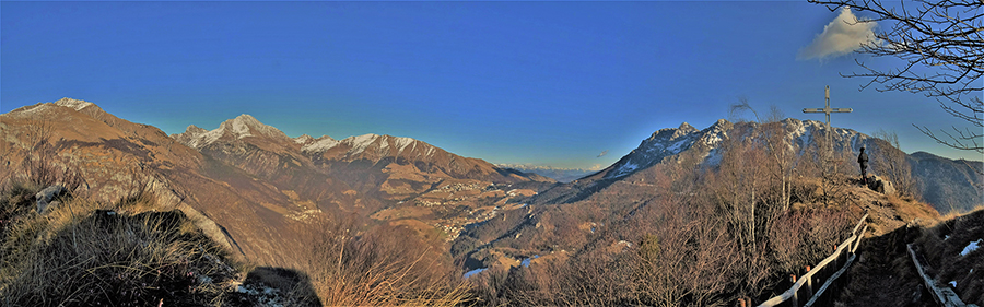 Dalla croce (1425 m) del Monte Castello bella vista sulla conca di OLtre il Colle e i suoi monti