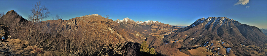 Dalla croce (1425 m) del Monte Castello bella vista sulla conca di OLtre il Colle e i suoi monti