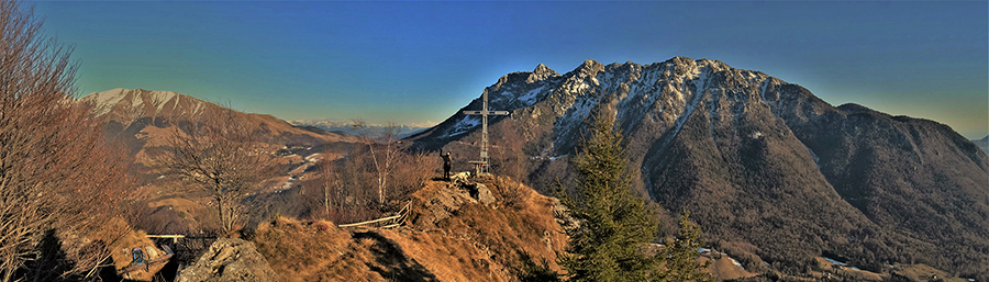 Alla croce (1425 m) del Monte Castello con bella vista verso Cime Grem e Alben