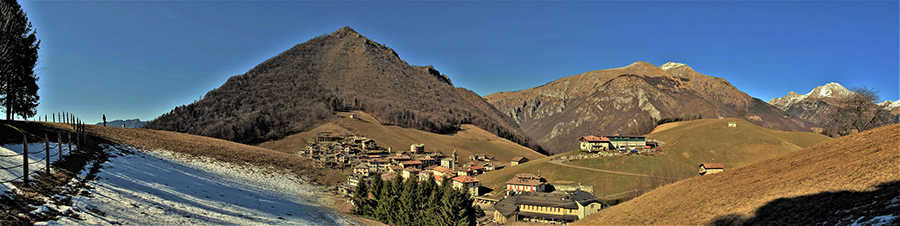 Dal roccolo di Valpiana vista sul paesello, frazione di Serina, e verso le cime della conca di Oltre il Colle