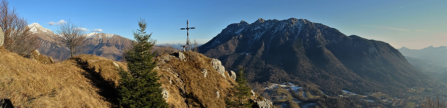 Vista sulla croce del Monte Castello (1425 m) e verso Arera e Grem a sx e Alben a dx