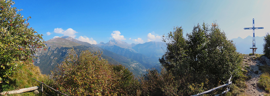 Dalla croce del Monte Castello bella vista su Valpiana, la conca di Oltre il Colle e le sue montagne