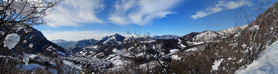 Salendo da Valpiana alla croce del Monte Castello vista su Serina e la sua valle