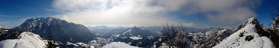 Dalla croce del Monte Castello (1425 m) vista panoramica verso l'Alben e sullla Valle Serina