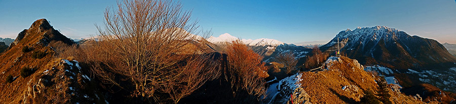 Panoramica dal Monte Castello, anticima con croce e cima