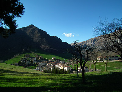 Da Valpiana di Serina breve, ma appagante salita al MONTE CASTELLO (1474 m.) il giorno di Pasqua, 8 aprile 2012 - FOTOGALLERY