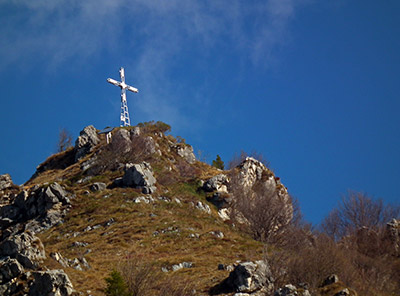 Da Valpiana di Serina breve, ma appagante salita al MONTE CASTELLO (1474 m.) il giorno di Pasqua, 8 aprile 2012 - FOTOGALLERY