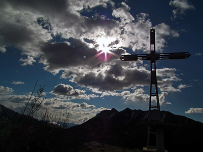 Da Valpiana di Serina breve, ma appagante salita al MONTE CASTELLO (1474 m.) il giorno di Pasqua, 8 aprile 2012 - FOTOGALLERY