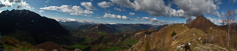 Vista dalla ctroce del Monte Castello (1425 m.) verso l'Alben e la Valle Serina 