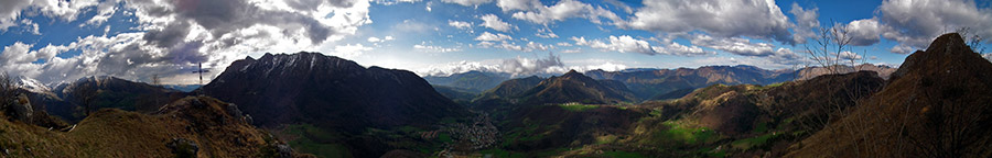 Panoramica dal Monte Castello, croce e cima