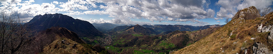 Salendo dalla croce alla cima del Monte Castello