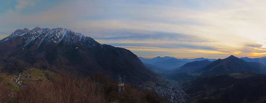 Dalla croce del Monte Castello bella vista dall'Alben su Serina , la sua valle , e verso il Monte Gioco ed oltre