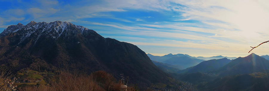 Dalla croce del Monte Castello bella vista dall'Alben su Serina , la sua valle , e verso il Monte Gioco ed oltre