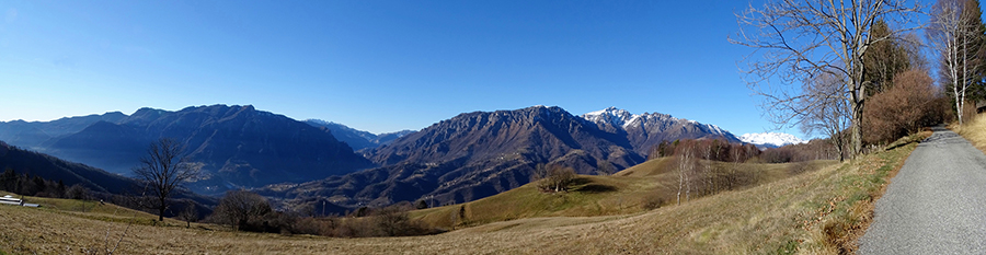 Salendo a Lavaggio bel panorama sulla Valle Brembana con Sornadello, Cancervo e Venturosa