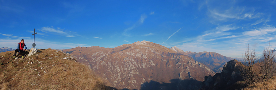 Alla nuova croce di vetta del Vaccareggio (1475 m) con bella vista in Menna-Arera-Foppazzi-Grem