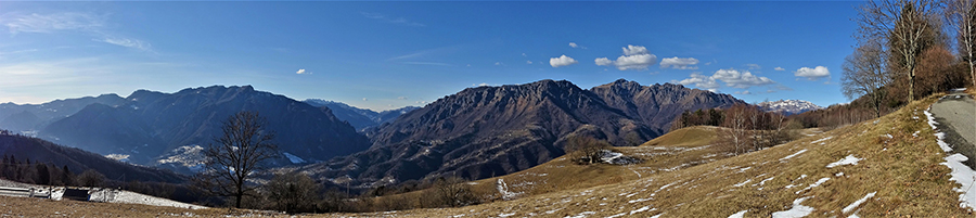 Salendo in auto da Dossena a Lavaggio vista panoramica sulla conca di S. Giovanni Bianco e i suoi monti