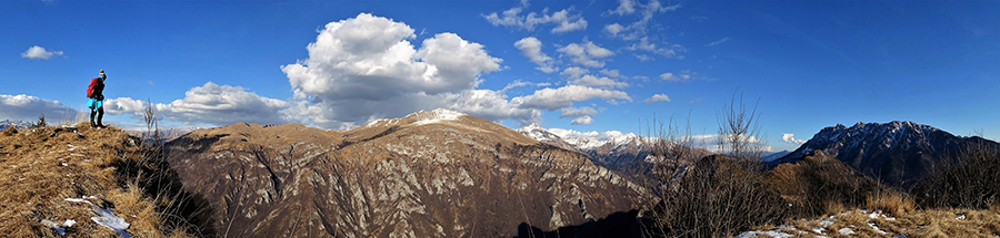 Dalla vetta del Vaccareggio (1474 m) vista a precipizio a nord sulla Val Parina sottostante e verso cime Menna, Arera, Grem, Alben