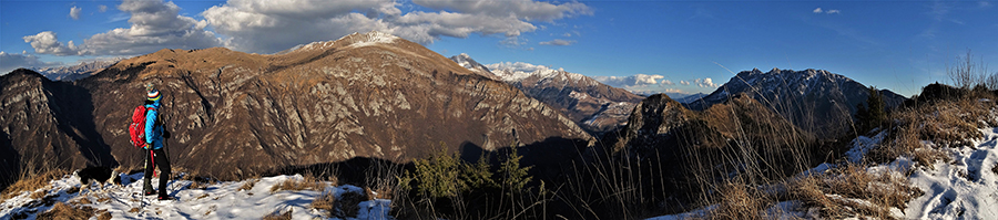 Dalla cresta di vetta del Vaccareggio (1474 m) vista a precipizio a nord sulla Val Parina sottostante e verso cime Menna, Arera, Grem, Alben