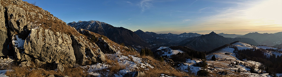 Dalle cavità rocciose delle ex-miniere di calamina vista sulle cascine e verso Val Serina e Brembana nella luce del tramonto