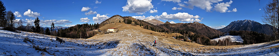 Dal roccolo vista sulla Cascina Vecchia e verso il Vaccareggio con Accanto a dx Arera,Monte Castello e Alben