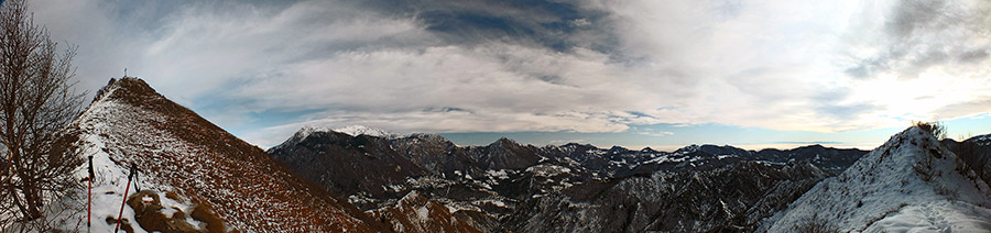 Tra anticima ovest e cima Monte Gioco con vista in Val Serina