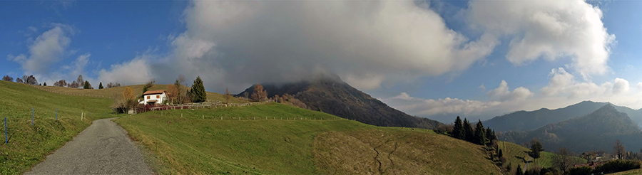 Alla Forcella di Spettino (1073 m) con vista sul Monte Gioco