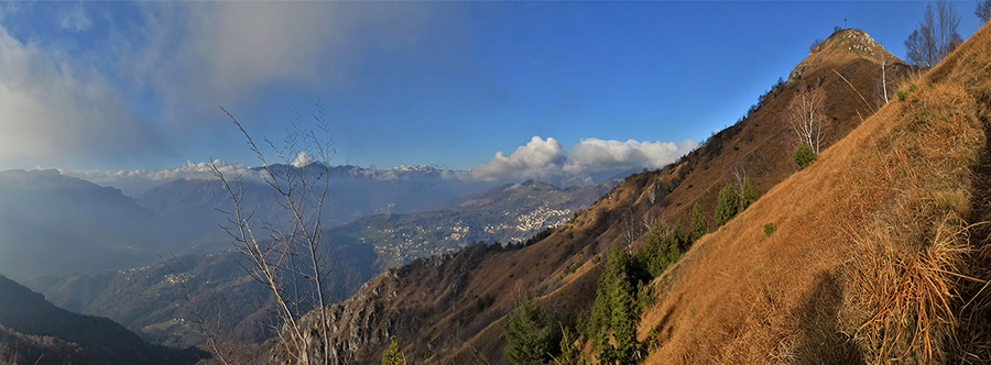 Bella vista sulla Val Brembana dal versante ovest del Monte Gioco 