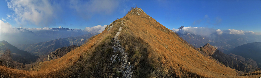 Cima Monte Gioco (1366 m) con vista sulla Val Serina dal versante est e sulla Val Brembana dal versante ovest