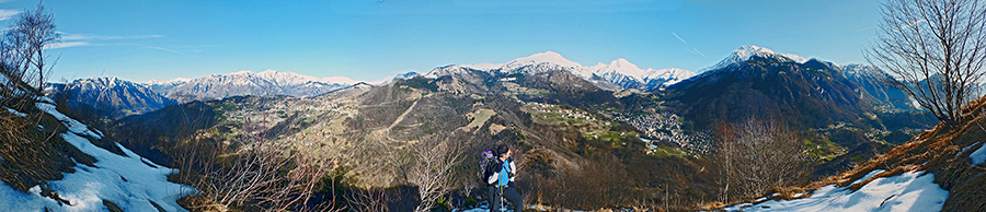 Salendo allo Zucchin vista verso la ValBrembana e la Val Serina