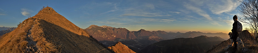 La cima del Monte Gioco e la Val Serina nella luce e nei colori del tramonto