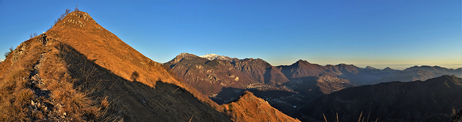 Scendiamo dal Monte Gioco versante sud con la luce e i colori del tramonto