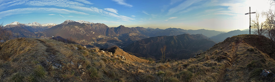 Dalla cima del Monte Gioco (1366 m) vista verso la media Val Serina