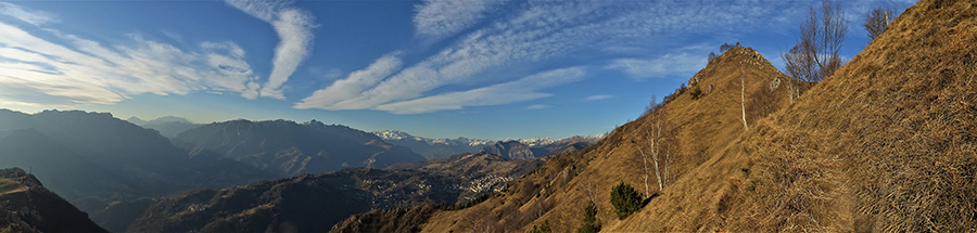 Salendo sul sent. 598 al Monte Gioco vista panoramica sulla media Valle Brembana