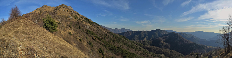 Salendo sul sent. 598 al Monte Gioco vista panoramica verso la media Val Serina